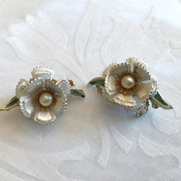 Vintage Enameled Flower Clip-On Earrings - Picture 1 of 2
